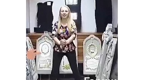 Anastasia Myakina bị sa thải vì chia sẻ video tập thể dục trong nhà tang lễ