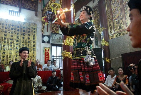 Một buổi thực hành tín ngưỡng thờ Mẫu của người Việt