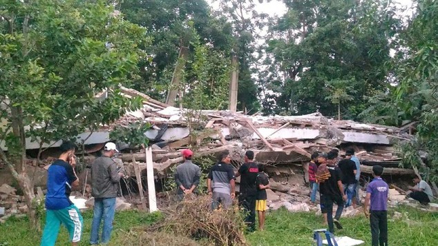 Một ngôi nhà bị sụp đổ hoàn toàn sau động đất