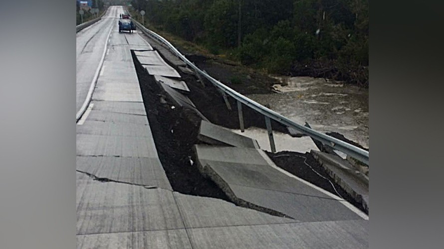 Một cây cầu ở Castro trên đảo Chiloe, Chile bị hư hại nặng nề sau trận động đất kinh hoàng.