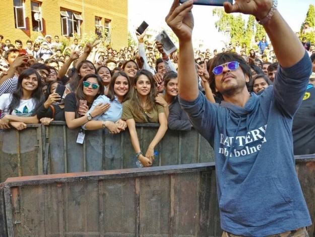 Thần tượng SRK chụp ảnh selfie cùng nhiều người hâm mộ