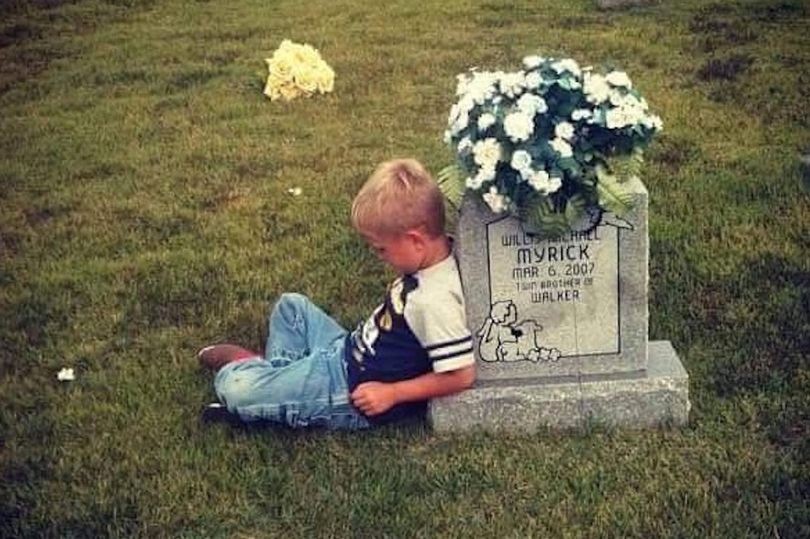 Bức ảnh Walker ngồi bên mộ Willis được chụp khi em mới 5 tuổi.