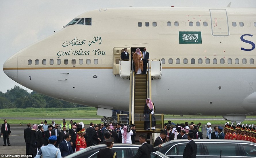 Quốc vương Ả-rập Saudi Salman bin Abdulaziz al-Saud bước xuống chiếc máy bay dát vàng, đặt chân đến Indonesia.