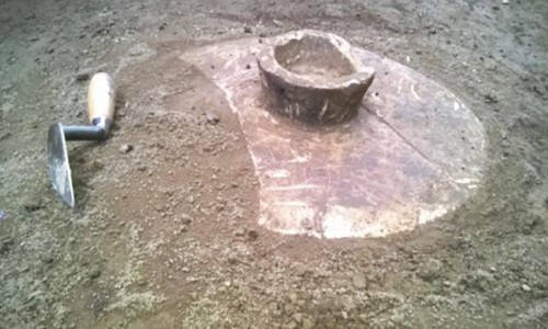Một số hiện vật như bàn xoay bằng đá vôi được phát hiện bên trong xưởng gốm. Ảnh: AFP.