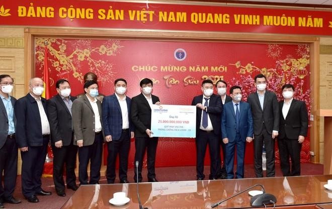 Ông Nguyễn Đức Thụy, đại diện cổ đông lớn của Thaiholdings và Ngân hàng Bưu điện Liên Việt trao 21 tỷ đồng mua vaccine ngừa COVID – 19 cho Bộ trưởng Y tế Nguyễn Thanh Long.