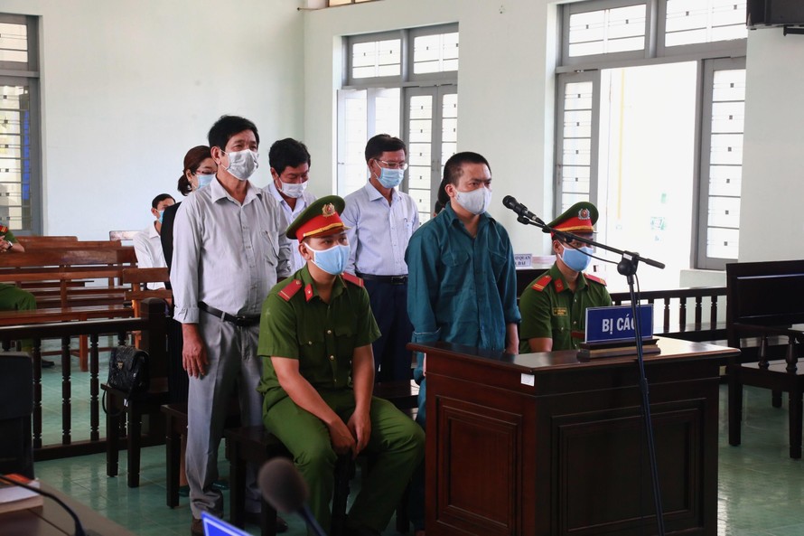 6 cựu lãnh, cán bộ đạo bệnh viện Phan Thiết hầu toà trong vụ án 'tham ô tài sản' 