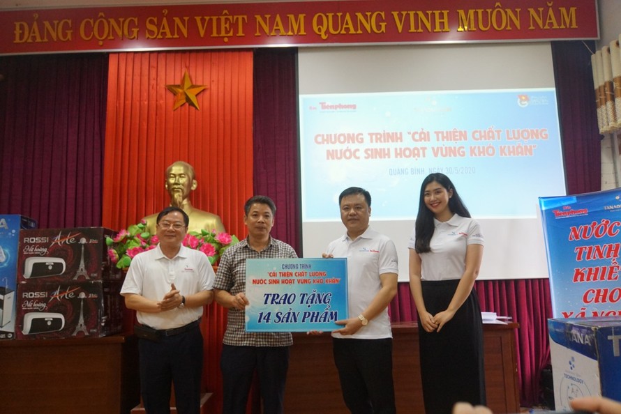 Nhà tài trợ, Tổng Biên tập báo Tiền Phong và đại sứ chương trình tặng sản phẩm cho biểu trưng sản phẩm cho đại diện huyện Minh Hóa 