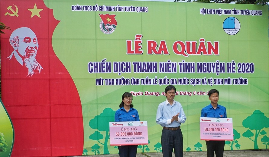 Tặng hai nhà tình nghĩa cho cựu TNXP tại Tuyên Quang