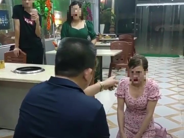 Chị H bị chủ quán Nguyễn Văn Thiện bắt quỳ, chửi bới