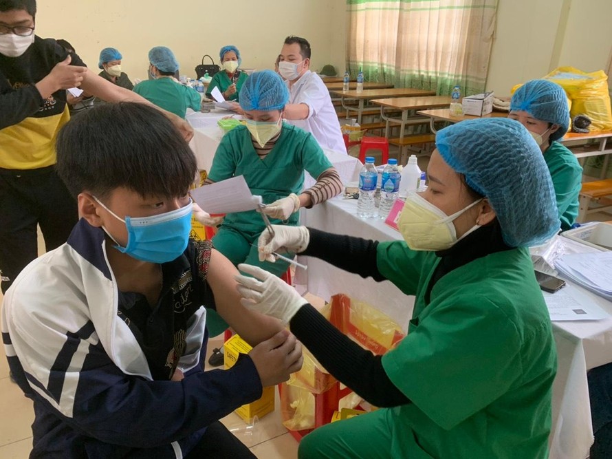 Học sinh tại Bắc Giang tiêm vắc xin ngừa COVID-19. Ảnh minh họa