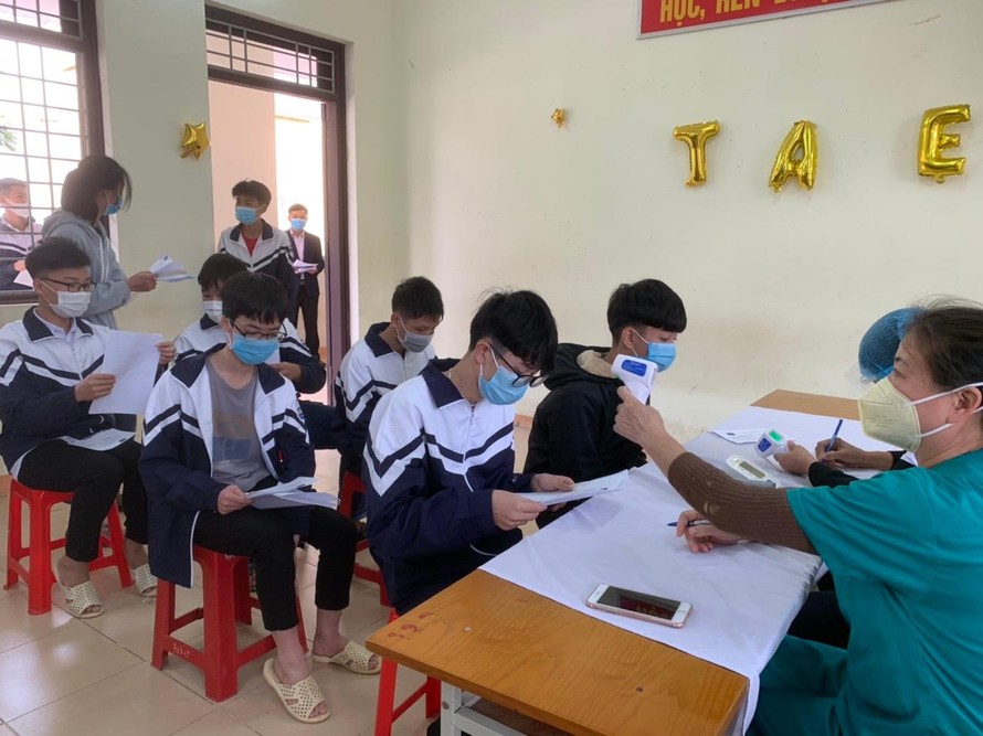 Khám sàng lọc trước khi tiêm vắc xin cho học sinh tại Bắc Giang. Ảnh minh họa
