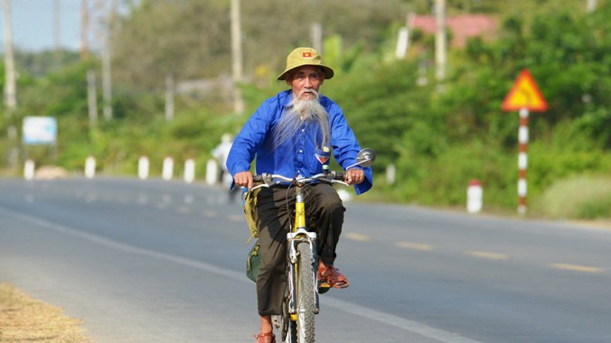 Ông già 76 tuổi đội mũ tai bèo đạp xe xuyên Việt 