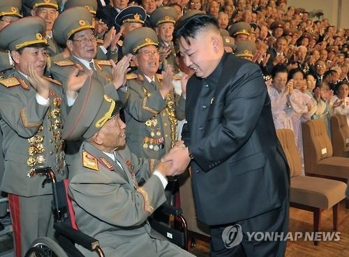 Ông Ri Ul-sol và nhà lãnh đạo trẻ Kim Jong -Un. Ảnh: Yonhap News