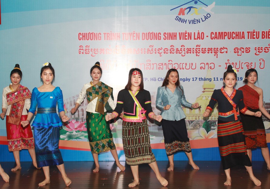 Khen thưởng 86 sinh viên Lào, Campuchia nỗ lực học tập, tích cực tham gia hoạt động phong trào