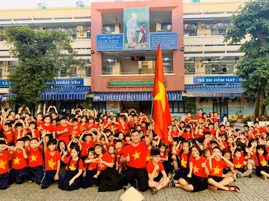 Thầy trò Trường Tiểu học Nguyễn Thị Minh Khai, quận Gò Vấp, TPHCM cùng mặc áo cờ đỏ sao vàng cổ vũ U22 Việt Nam