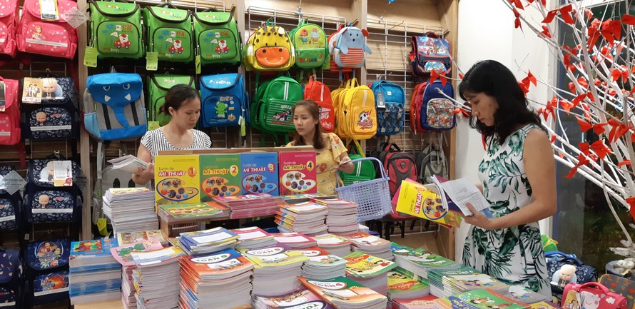 Phụ huynh chọn mua sách vở cho con vào đầu năm học