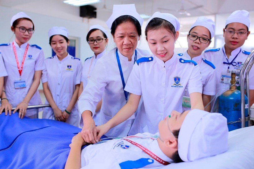 Học phí ngành y đang dẫn đầu trong các ngành học ở nước ta. (ảnh: sinh viên ngành y Trường ĐH Nguyễn Tất Thành trong buổi học thực hành)