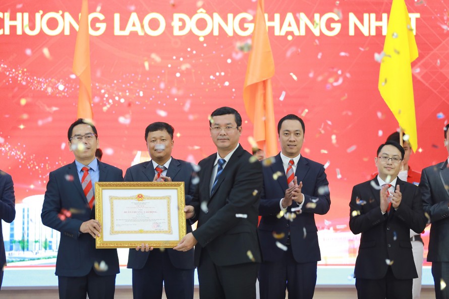 Thứ trưởng Bộ GD&ĐT Nguyễn Văn Phúc (phải) trao Huân chương Lao động hạng Nhất cho đại diện trường HUTECH
