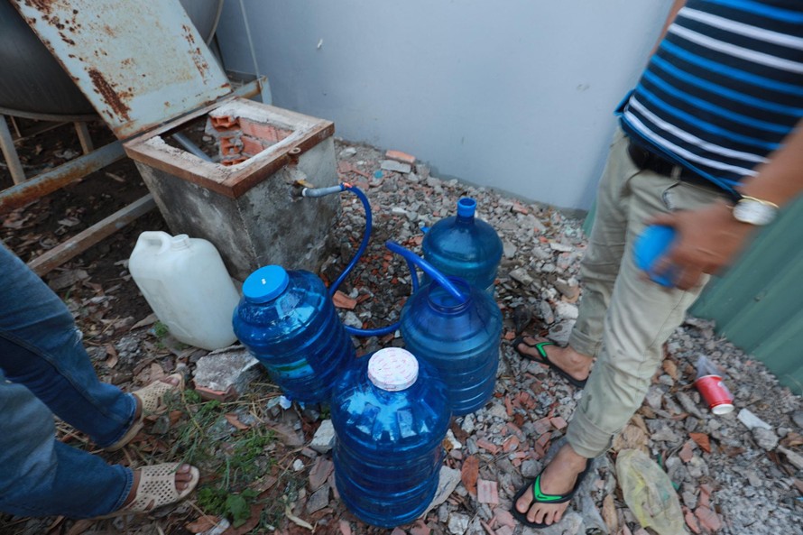 Người dân phường An Phú Đông phải mang thùng đi lấy nước tại các điểm tập trung để về sinh hoạt