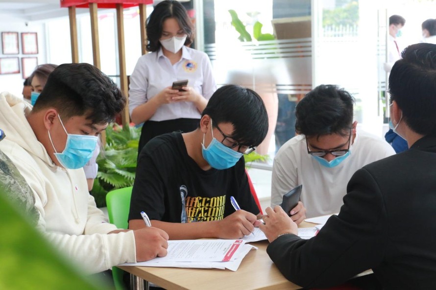 Thí sinh đăng ký nộp hồ sơ tại Trường ĐH Quốc tế Sài Gòn