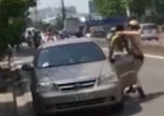 Cảnh sát khống chế tài xế trên đê Nguyễn Khoái.