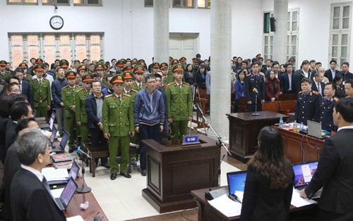 Toàn cảnh phòng xử ông Đinh La Thăng, Trịnh Xuân Thanh và 20 bị cáo ngày 8/1. Ảnh: TTXVN.