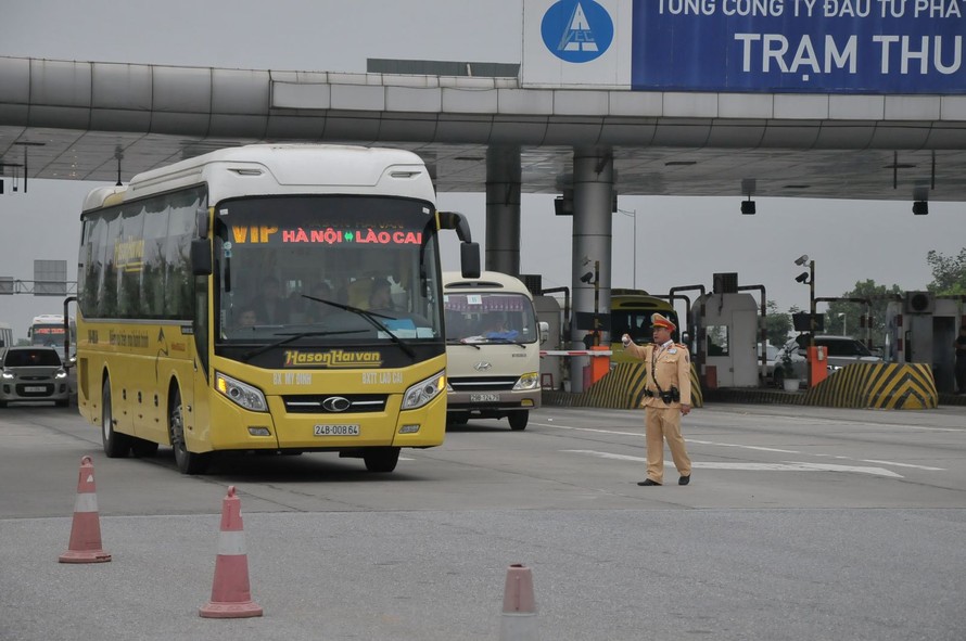 Cảnh sát kiểm soát tài xế dương tính ma túy trên cao tốc Nội Bài - Lào Cai.