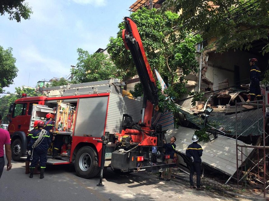 Nguyên nhân tầng 2 ngôi nhà trên phố cổ Hà Nội đổ sập