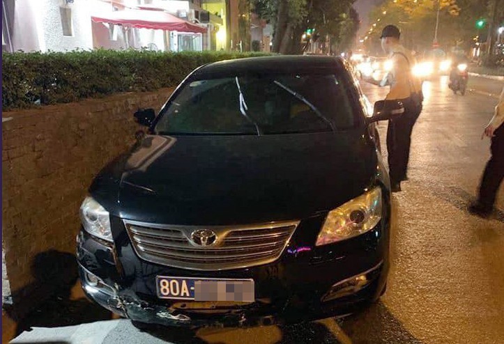 Tài xế lái ô tô biển xanh gây tai nạn ở Hà Nội rồi bỏ chạy