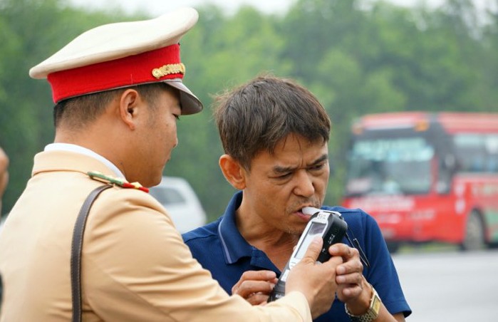 CSGT xử phạt nhiều tài xế vi phạm nồng độ cồn trên cao tốc Nội Bài - Lào Cai.