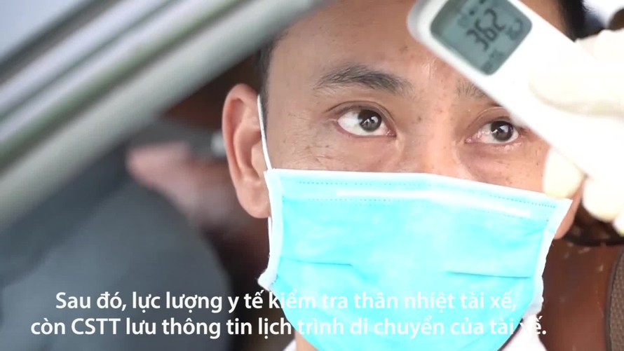 Cận cảnh kiểm tra thân nhiệt tài xế trên cao tốc Hà Nội - Hải Phòng