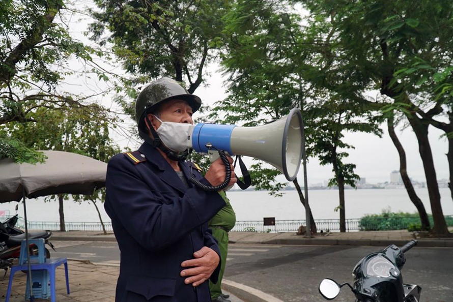 Cảnh sát nhắc nhở hàng trăm người dân ra Hồ Gươm tập thể dục