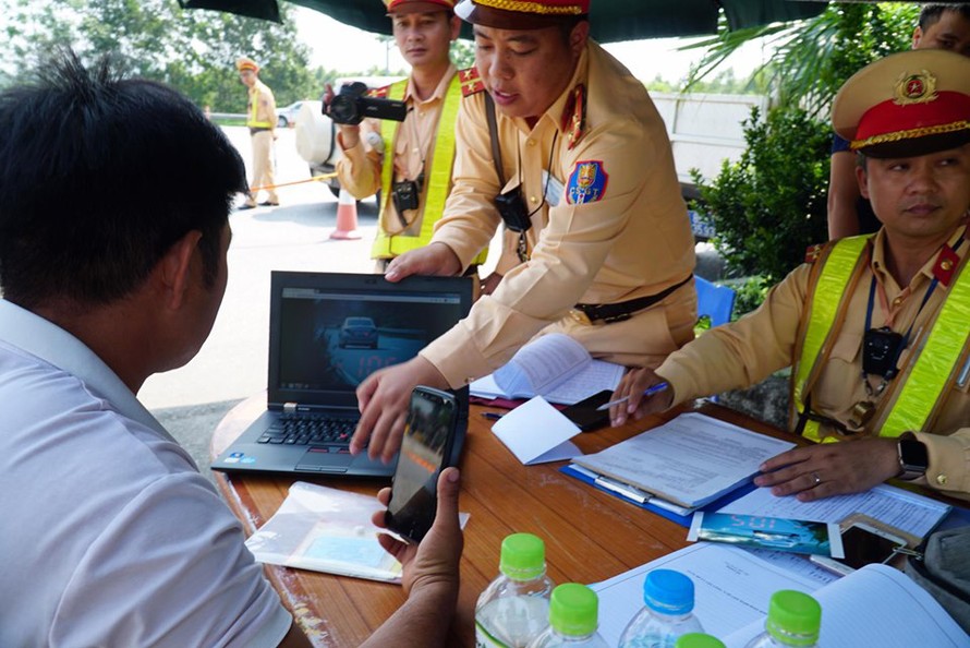 Mục kích cảnh sát tổng kiểm soát giao thông trên cao tốc Nội Bài - Lào Cai
