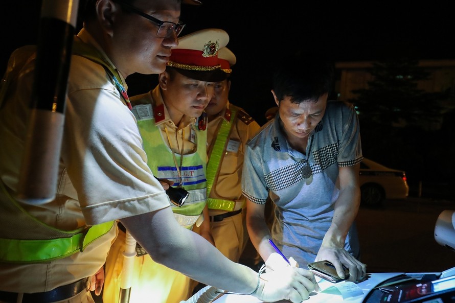 Lực lượng CSGT kiểm tra ma túy và nồng độ cồn trên cao tốc Nội Bài - Lào Cai.
