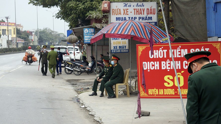 Chốt kiểm soát người ra vào thành phố trên QL5 tại huyện An Dương, Hải Phòng.