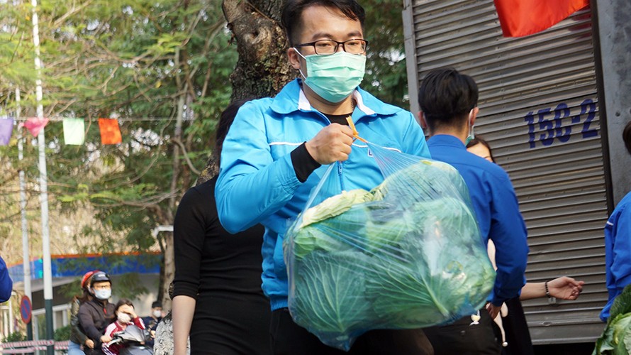 Đoàn viên thanh niên Hải Phòng giải cứu nông sản cho người dân huyện Tiên Lãng.