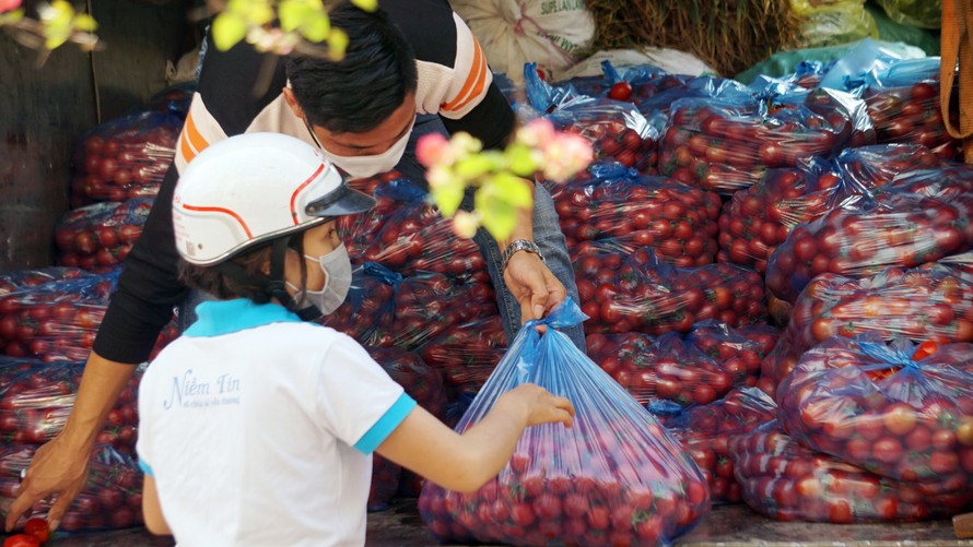 Nữ giáo viên cùng bạn giải cứu hàng chục tấn nông sản huyện Tiên Lãng