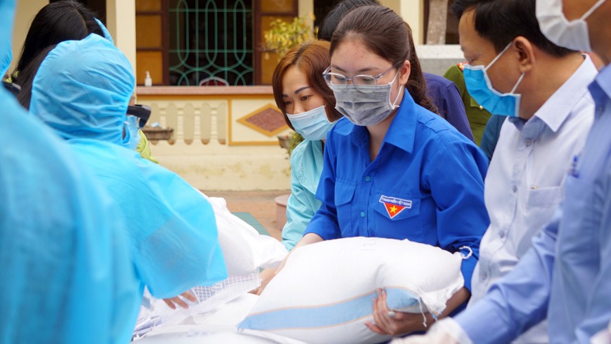 Thanh niên huyện Thủy Nguyên hỗ trợ người dân trong khu vực cách ly tại xã Hoàng Động.