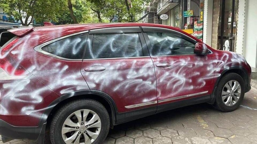 Chiếc Honda CR-V đỗ trên phố Lương Khánh Thiện (Ngô Quyền, Hải Phòng) bị phun sơn trắng vỏ.