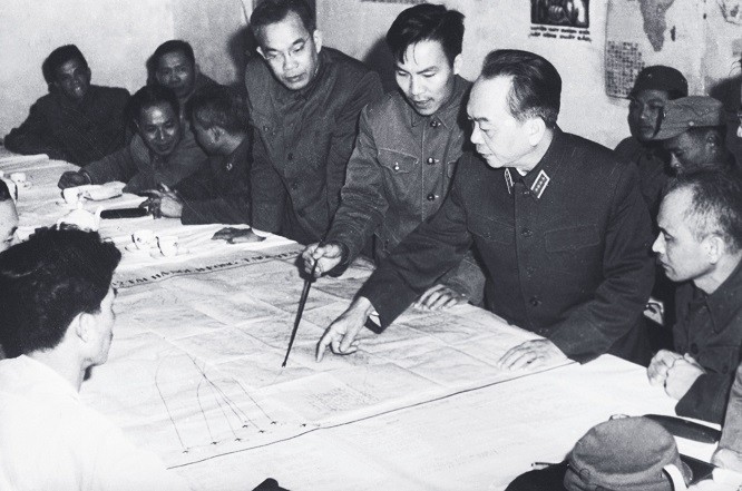Đại tướng Võ Nguyên Giáp nghe Bộ Tư lệnh Quân chủng PK-KQ báo cáo phương án tác chiến đánh B-52, năm 1972