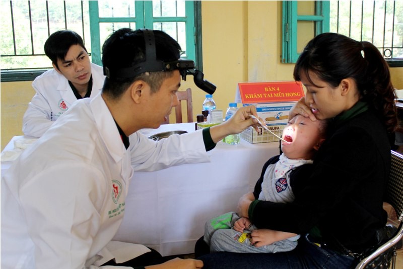 Y bác sĩ Bệnh viện T.Ư Quân đội 108 đang khám bệnh cho cháu nhỏ ở huyện Sơn Dương