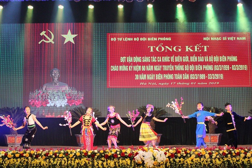Các em thiếu nhi Trung tâm Văn hoá quận Ba Đình thể hiện một ca khúc đạt giải trong cuộc vận động