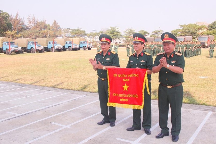 Trung tướng Lê Văn Hoàng trao cờ Đơn vị huấn luyện giỏi năm 2018 của Bộ Quốc phòng tặng Lữ đoàn 683, sáng 1/3
