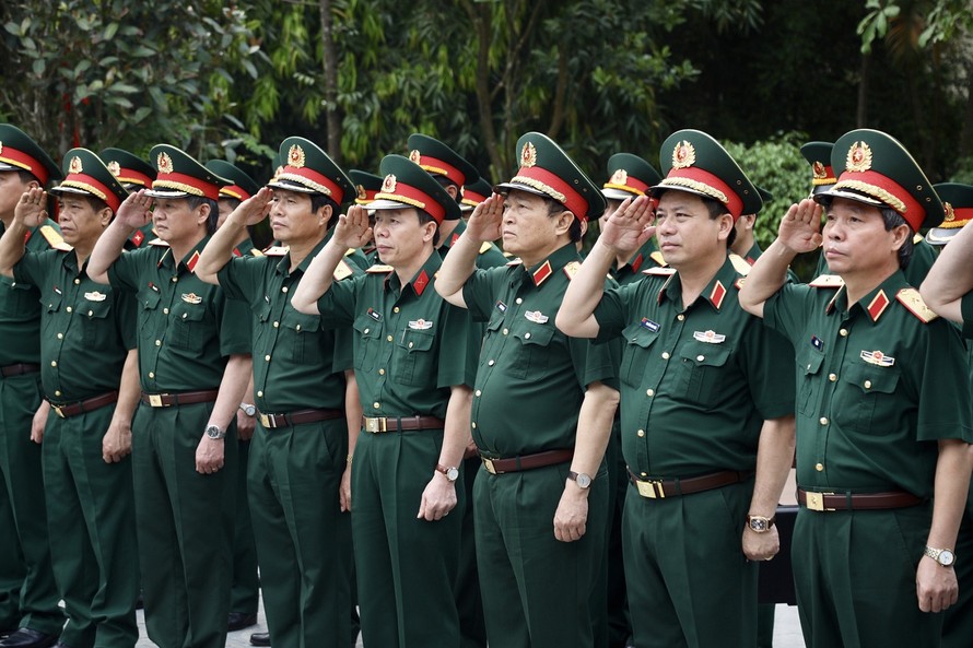 Đại tướng Ngô Xuân Lịch cùng các tướng lĩnh quân đội tưởng niệm các anh hùng liệt sĩ tại Bảo tàng Đường Hồ Chí Minh