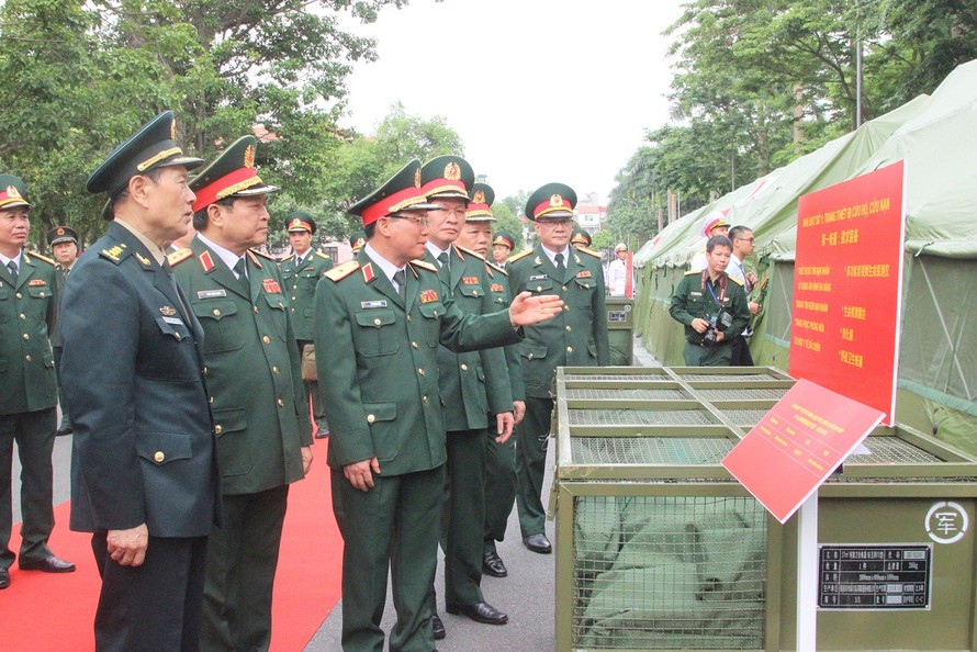 Bộ trưởng Quốc phòng hai nước nghe giới thiệu về các trang thiết bị do Bộ Quốc phòng Trung Quốc trao tặng