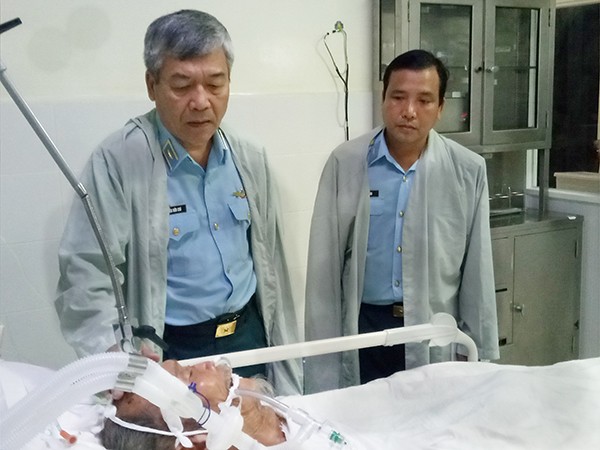 Lãnh đạo Quân chủng Phòng không- Không quân đến thăm hỏi, nắm tình hình sức khỏe Anh hùng phi công Nguyễn Văn Bảy tại Bệnh viên Quân y 175, ngày 19/9. Ảnh: PK-KQ