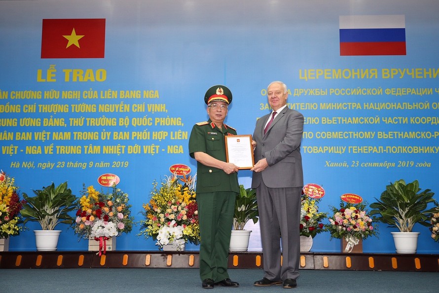 Đại sứ Vnukov Konstannin Vasilievich trao Huân chương Hữu nghị tặng Thượng tướng Nguyễn Chí Vịnh
