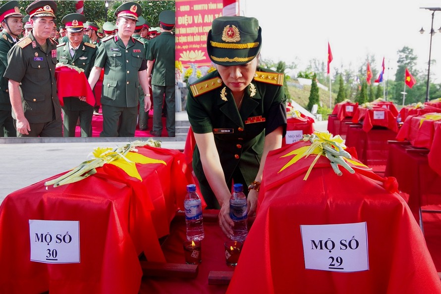 Tướng lĩnh, sĩ quan Quân đội hai nước tiễn đưa hài cốt liệt sĩ Quân tình nguyện và Chuyên gia Việt Nam về đất mẹ, tháng 5/2019