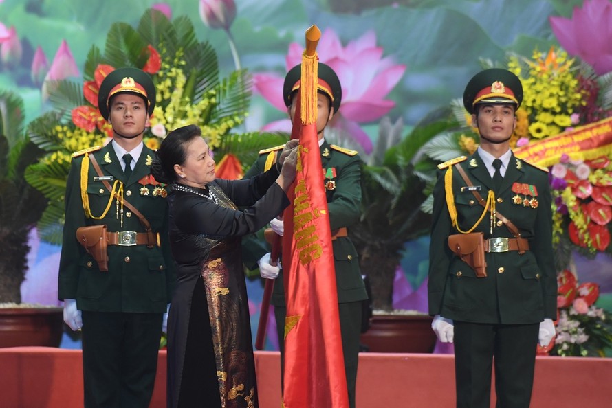 Chủ tịch Quốc hội gắn danh hiệu Anh hùng trao tặng cho Quân tình nguyện và Chuyên gia Việt Nam tại Lào, sáng 29/10