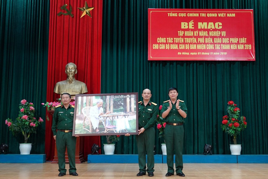 Lãnh đạo Ban Thanh niên Quân đội trao tặng ảnh Bác Hồ cho Lữ đoàn 575